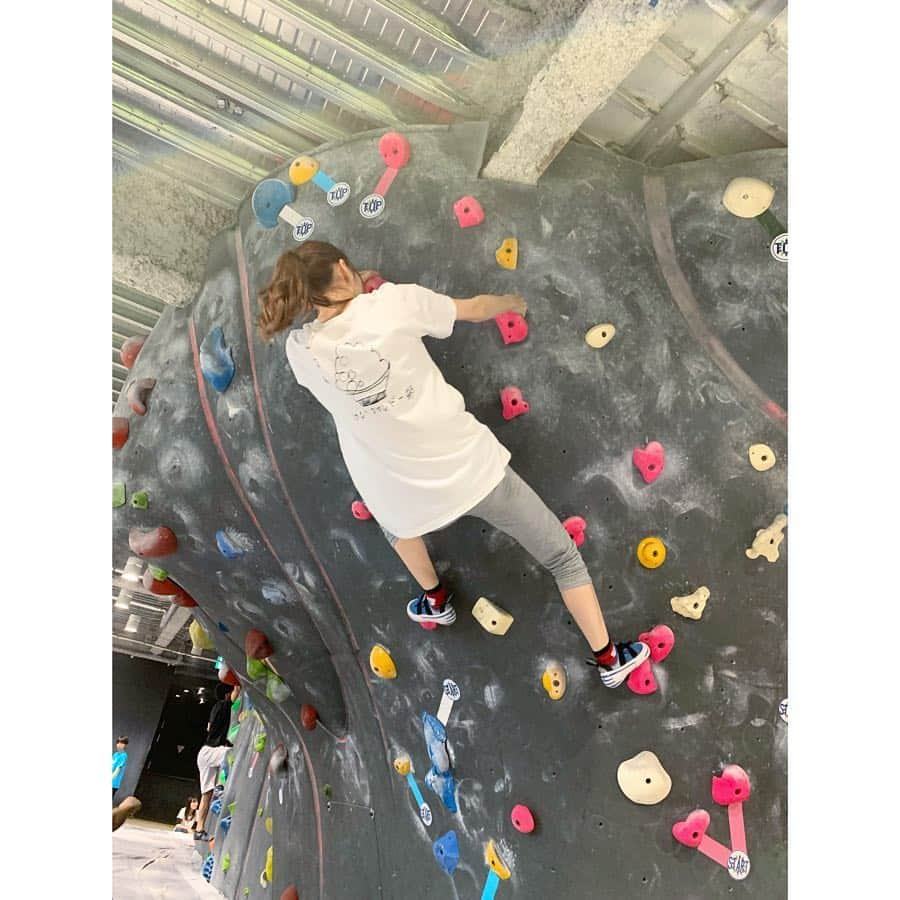 小越しほみさんのインスタグラム写真 - (小越しほみInstagram)「ボルダリング2回目🧗‍♀️ ・ 久しぶりだったけど前回よりちょっとのぼれるようになってた✨ ・ まだまだ登り方ダサいけどセクシーコマンドー部背負ってがんばってきました👨🏻🍚 ・ #ボルダリング #ボルダリング女子 #初心者 #クライミング #クライマー #すごいよマサルさん #セクシーコマンドー部 #筋肉痛 #自撮り #運動」5月2日 13時57分 - shihomi1129