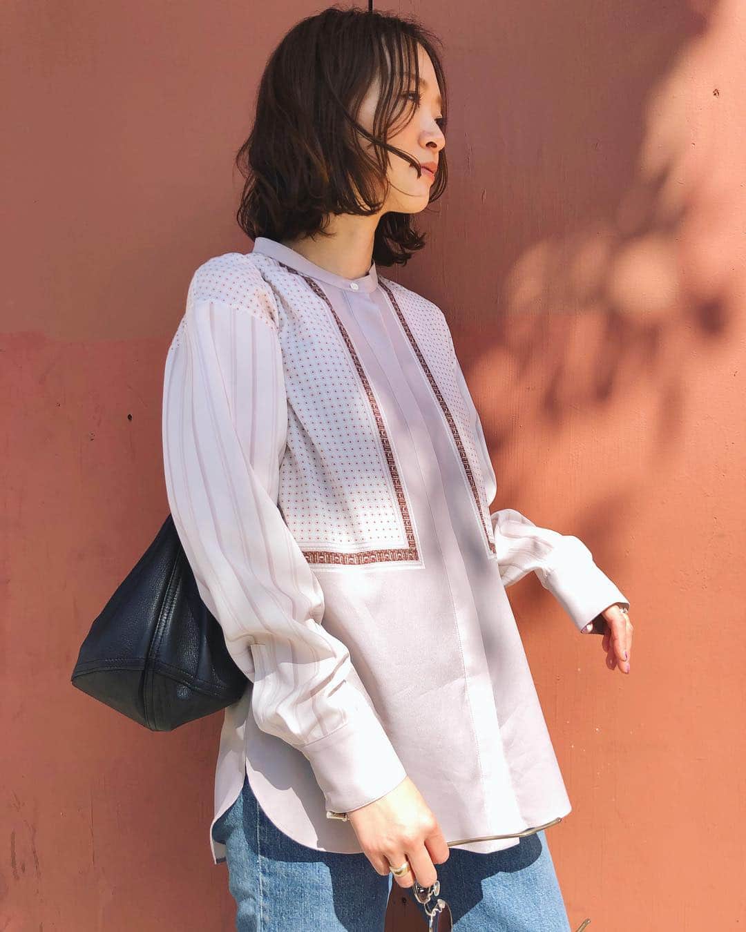 野尻美穂のインスタグラム：「さらっさらのシャツが最高な季節☀️☺️ こっちのピンクもお気に入りで2色買いした🥺💕 #preferships_mihonojiri #くせっ毛が目立ってきましたね #miho_LA」