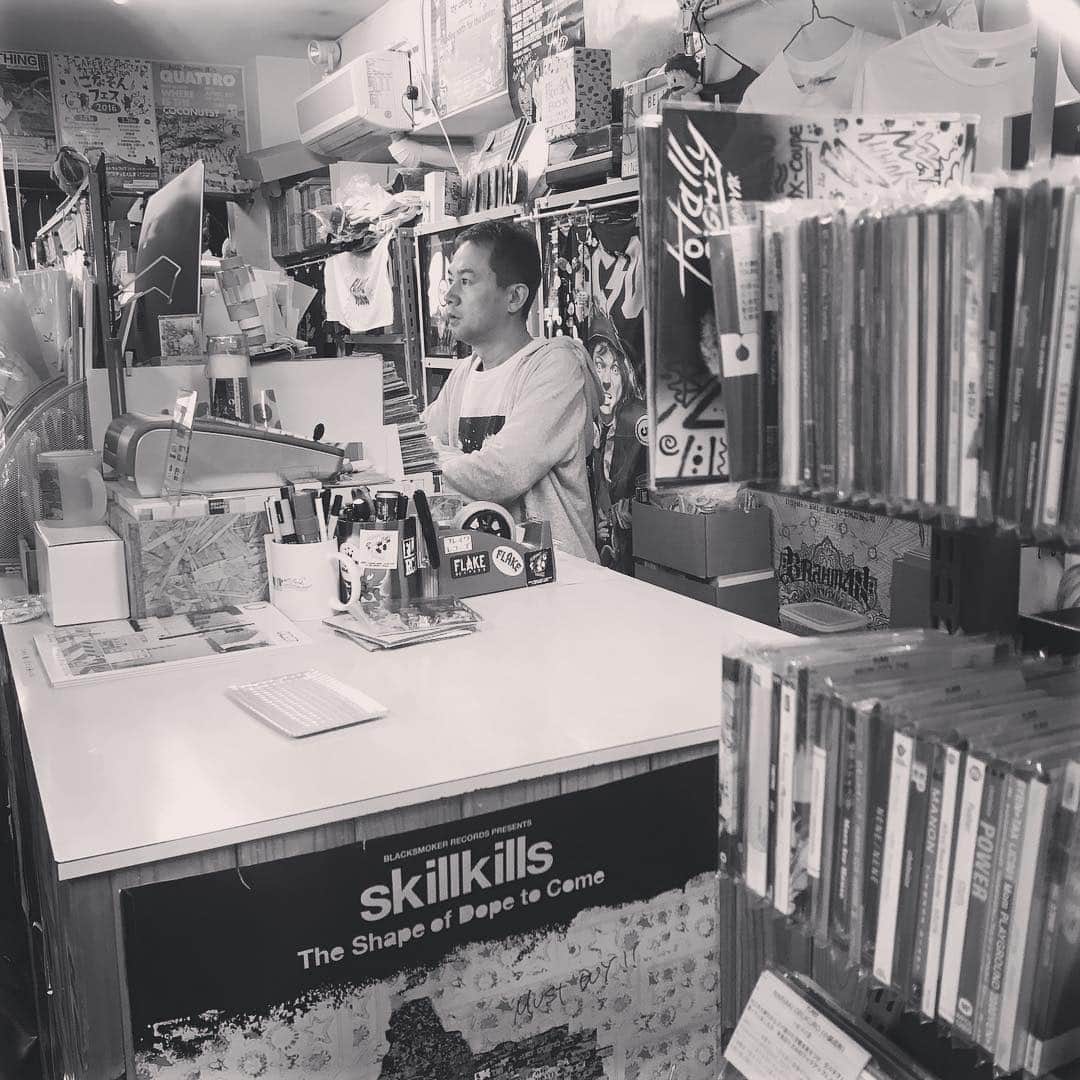 福岡晃子さんのインスタグラム写真 - (福岡晃子Instagram)「FLAKE RECORDS寄ってきた。ソロライブのヒントもらいにいったけど、2人で悩んだだけだった。それもまた楽しかった。 #めっちゃええ曲書けよと脅してきたが #こっそり私が好きそうな曲を店内BGMにしてくれていた #変なやつ」5月2日 14時07分 - akikofukuoka_oluyo