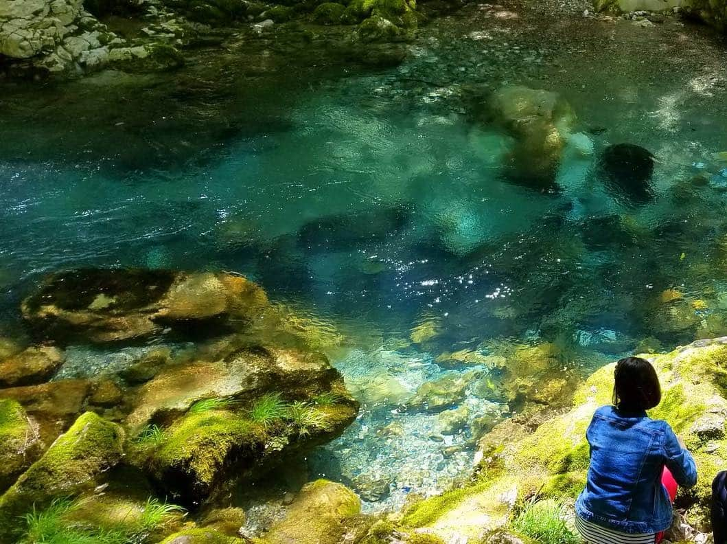 鈴木ちなみさんのインスタグラム写真 - (鈴木ちなみInstagram)「Nature 💚⚪️💙 #円原川 #山県市 #岐阜 #スタイルプラス  #ちなみたび  jacket...#ジネス tops＆pants...@lounie_jp」5月2日 14時08分 - chinami_suzuki0926