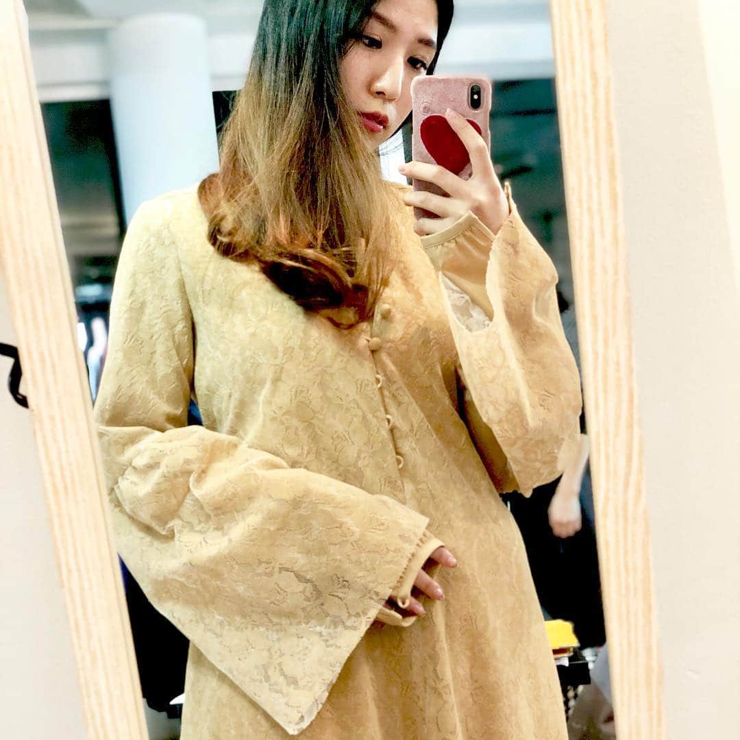 azのインスタグラム：「伸びた髪は色恋ウンヌンなんて甘いハナシではなく、伸びすぎたという表現が適切だろう、ただの怠惰の証。 人やモノでも一目ぼれ。使い捨てより長く愛したい。一夜の火よりも3年ぬくいホッカイロのほうが、結果的には体もあったまるし、コスパ良いっしょという考え。 ・ 人間関係にコスパという言葉は適切ではないのだが、まぁ浅い意味として捉えてもらえれば良い。 最近は考えさせられることも多く思考の輪に雁字搦めになっているのだが、色々な経験を積んでしまったおかげで昔のようにシンプルに考えられなくなっている。まぁ、バカの猪突猛進だったから少しは周りが見えるようになってよかったんだけども。 ・ いい意味で、他者への思いやりや協調性という私が最も欠けていた部分を補うことができた数年だったがゆえに、かねてから備えていた強い自我と衝突し、ファーストインパクトを起こしそうなのだ。いや、セカンドかな。 ・ 人のふり見て我がふり直せ、という言葉を思いついた人はきっと本当に嫌な奴が目の前にいたんだろうなと思う。でもどんなにゴミ人間でもその人から学べることがあると思えば、まぁ接触した価値はあったのかなぁと、頑張って、思おうとしたんだねぇ。エライエライ。 ・ でも私は綺麗好きなのでゴミが散らかってるのはあまり好きじゃないのよね🙈❤️ ・ ・ #🖕」
