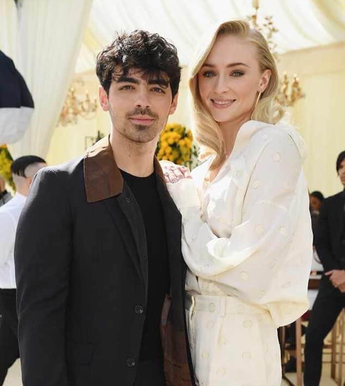 E! Onlineさんのインスタグラム写真 - (E! OnlineInstagram)「What happens in Vegas, doesn't stay in Vegas: Joe Jonas and Sophie Turner are MARRIED. Link in bio for all the details on their surprise wedding. (📷: Getty Images)」5月2日 14時21分 - enews