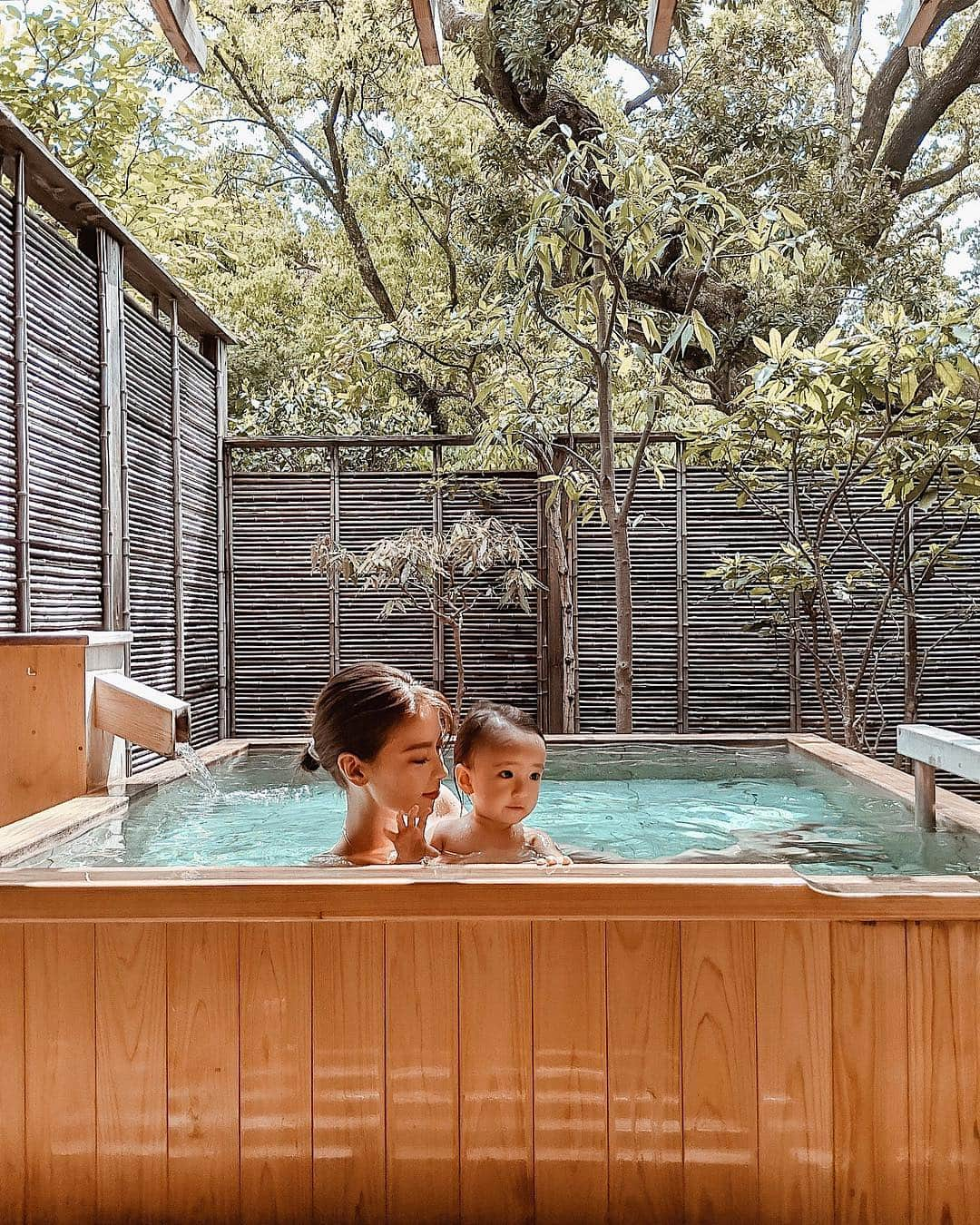 孫きょうさんのインスタグラム写真 - (孫きょうInstagram)「初温泉デビュー👶🏻🛁🎋 オムツまだ取れてないし私も旦那も大浴場は入らないから宿選びは毎回、客室露天風呂が決め手✨ 気持ちいいお風呂だったーー最高！！ れおはお風呂で一緒に写真撮るのキモいって🙅🏻‍♂️正論。笑 . #温泉 #温泉旅行 #GW #GW旅行 #伊豆旅行#伊豆 #伊東 #家族旅行 #子連れ旅行 #1歳7ヶ月 ##pixelで撮影  #onsen」5月2日 14時17分 - sonkyou1013