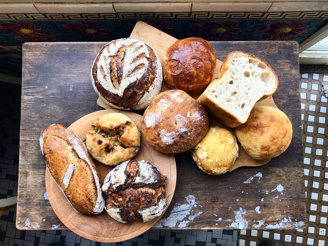 CHIPPRUSONのインスタグラム：「今日は通信販売発送用のパンを焼いていました🍞 ・ ・ 次回営業は5日（日）の14:00からとなります。同日、12:00pmより翌週発送分の通販セットを募集いたします。よろしくお願いします🎵 ・ ・ http://chippruson.theshop.jp/ ・ ・ 左上から時計回りに、カンパーニュ、ピール入りパン・デ・ジェマ、食パン、カオリのパン、メロンパン、全粒粉とアーモンドのフォカッチャ風、レーズンメープルトップ、白イチジクとピーカンナッツ&ピスタチオ、スペルト100バゲット ・ ・ 一見シンプルなパンばかりですが、各自製法を何パターンも組み合わせるなど、焼き上げまで3日かけてじっくり発酵させています。甘酒で甘みをつけて豆乳や植物性素材のみを使ったビーガン仕様だったり、似たような生地でありながら対象的に乳製品を活かす味わいだったり、生地ごとの特徴を最大限に引き出すようにお作りしています。パンとしての旨味を味わっていただければ嬉しいです💓」