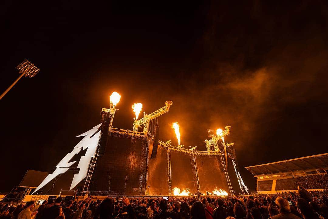 メタリカさんのインスタグラム写真 - (メタリカInstagram)「Photos from last night’s Euro summer stadium tour kick-off in Lisbon! 🇵🇹 #worldwired #MetInLisbon 📸 by @brettmurrayphotography & @photosbyjeffyeager」5月2日 14時25分 - metallica