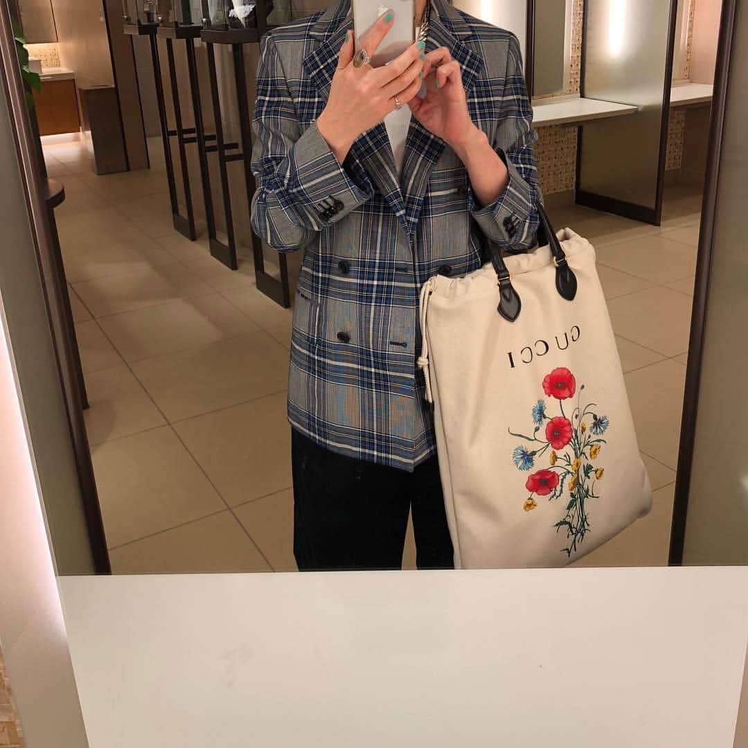 chikako0824のインスタグラム：「今日は梅田へ化粧品を買いに来ました。どこもすごい人。 ゴールデンウィークは予定もなく。 最近、気になる小物がメンズのものばかり。このバッグもメンズのもの。そのうちヒゲが生えてきたりして😊  #gucci  #drawer  #グッチ  #ドゥロワー  #50代コーデ  #デカバッグ」