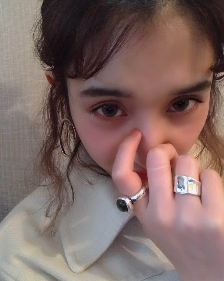 mai saitoのインスタグラム：「顔面できものだらけだったけどやっと治ってきた🥺 髪のびたからまとめて後れ毛をくるくるにするのにハマり中  #ウルフカット#ウルフボブ#レイヤー#ショートボブ#外ハネ#サロンモデル#ウェットヘア#外国人風#グレージュ#ウルフ#ootd#ボブアレンジ#ヘアアレンジ#うぶ毛アレンジ」