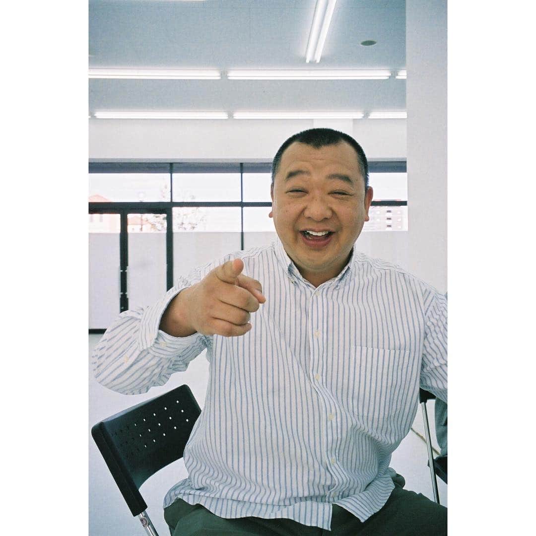 藤井武美のインスタグラム：「向かいのバズる家族 本日、第5話！ 今夜は24:09〜からです お間違いなく！ 篝さんの一枚を！ #向かいのバズる家族 #film」