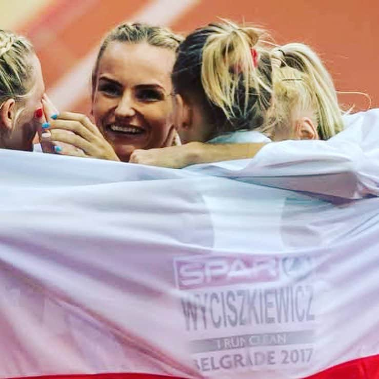 Patrycja WYCISZKIEWICZさんのインスタグラム写真 - (Patrycja WYCISZKIEWICZInstagram)「Drugi maja- Święto Flagi 🇵🇱 Piękne są te nasze symbole narodowe ♥️ ⚪️🔴 Ja jako sportowiec z wielką dumą i radością po wygranym biegu otulam się naszą FLAGĄ ⚪️🔴 #mojaflaga #niepodlegla #bieliczerwień #Polska #świętoflagi  #100latniepodległości #barwynarodowe」5月2日 14時45分 - patrycjawyciszkiewicz