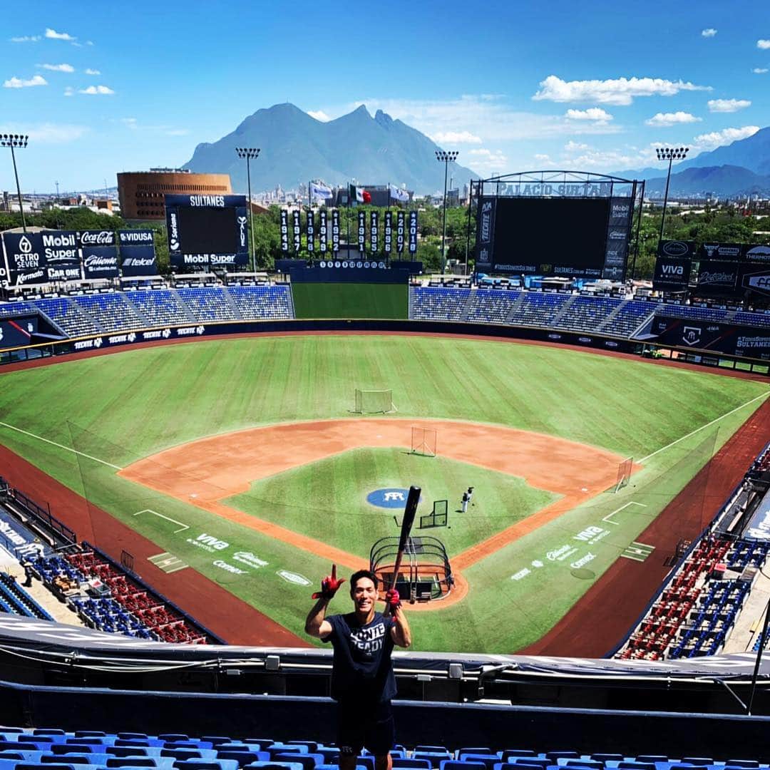のインスタグラム：「ホーム球場でインスタ映えスポット発見👀 球場全体見えて、シンボルの山⛰も見えるという最高の場所です🤗 . Encontré un lugar precioso en nuestra casa palacio sultán 🤗 . #todossomossultanes #monterrey #インスタ映え #インスタ映えスポット」