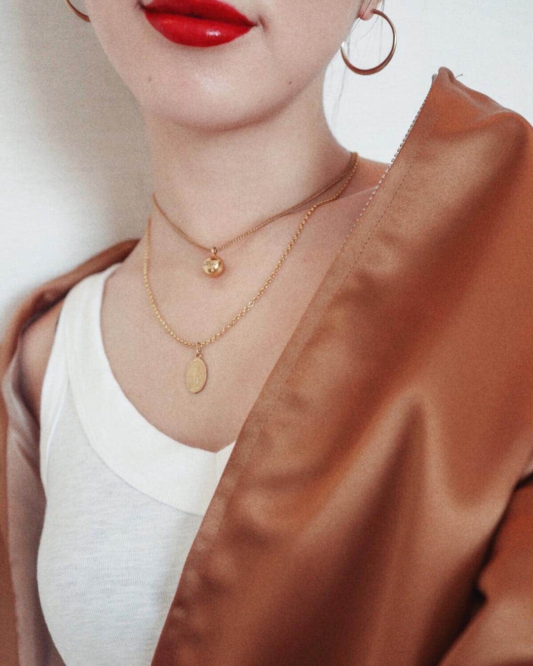 大口智恵美さんのインスタグラム写真 - (大口智恵美Instagram)「最近お気に入りのネックレス重ね付け♡ 上のはhedyのchanel ヴィンテージ。 下のはこの前のパリの想い出のもの。 #love #fashion #happy #instagood」5月2日 14時50分 - chemiiiii