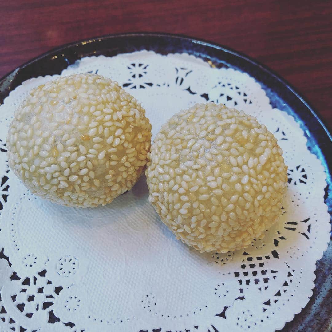 ひうらさとるのインスタグラム：「あ、今日も17時半からフジテレビのLive news itのアレコレト！というコーナーに出演させてもらいますー。良かったら見て下さいねー （画像は全然関係ない香妃園のトリ煮込みソバと胡麻団子です。うまー） #livenewsit  #香妃園」
