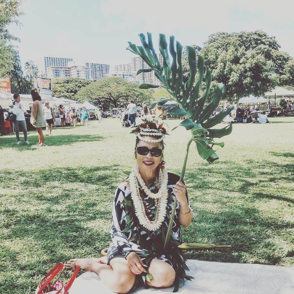 キャサリン ミッシェルさんのインスタグラム写真 - (キャサリン ミッシェルInstagram)「Happy Lei Day from Kapiolani Park. Loved this wahine's elegant stance #mahalo #lei #leiday #luckywelivehawaii #wahine #luckywelivehonolulu #alohaspirit #aloha #grace #divine」5月2日 14時51分 - catherinemichiels