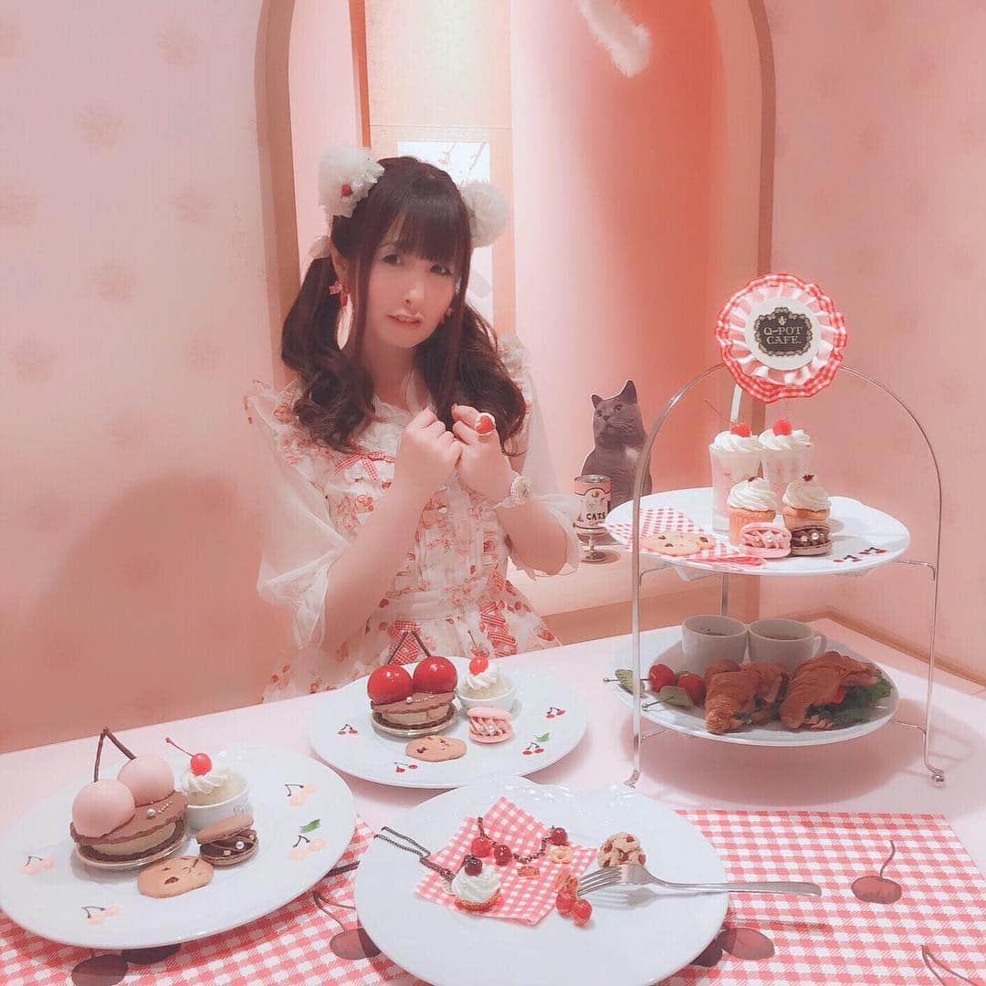 伊藤芽衣さんのインスタグラム写真 - (伊藤芽衣Instagram)「先日、  胡桃咲姫ちゃんと Q-pot.新作 「CAT」アクセサリー♡ の お披露目会に 行ってきました…♡ 店内もいたるところが ネコ仕様になってるのが かわいかったです♡  画像は6日までの チェリー🍒のメニュー♡  あとちょっとだけど これもとってもかわいい♡♡♡ #qpotcafe #qpot #ネコ #cat  #kawaii #lolitafashion  #ガーリーファッション  #ねこみみ #表参道カフェ #カフェ巡り  #ツインテール #ヘアアレンジ #チェリー #さくらんぼ  #めいちカフェ巡り  #lizlisa #リズリサ」5月2日 14時51分 - itoumei