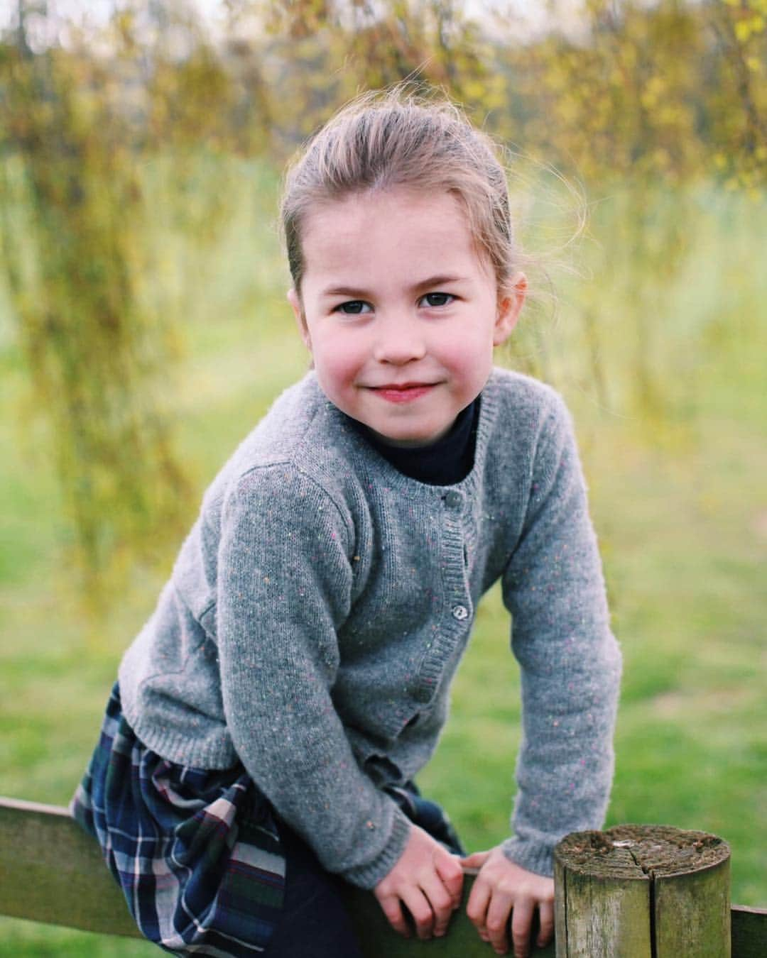 キャサリン（ケンブリッジ公爵夫人）のインスタグラム：「The Duke and Duchess of Cambridge are very pleased to share three new photographs of Princess Charlotte on her fourth birthday. The photographs were taken in April by The Duchess at Kensington Palace and at their home in Norfolk.」