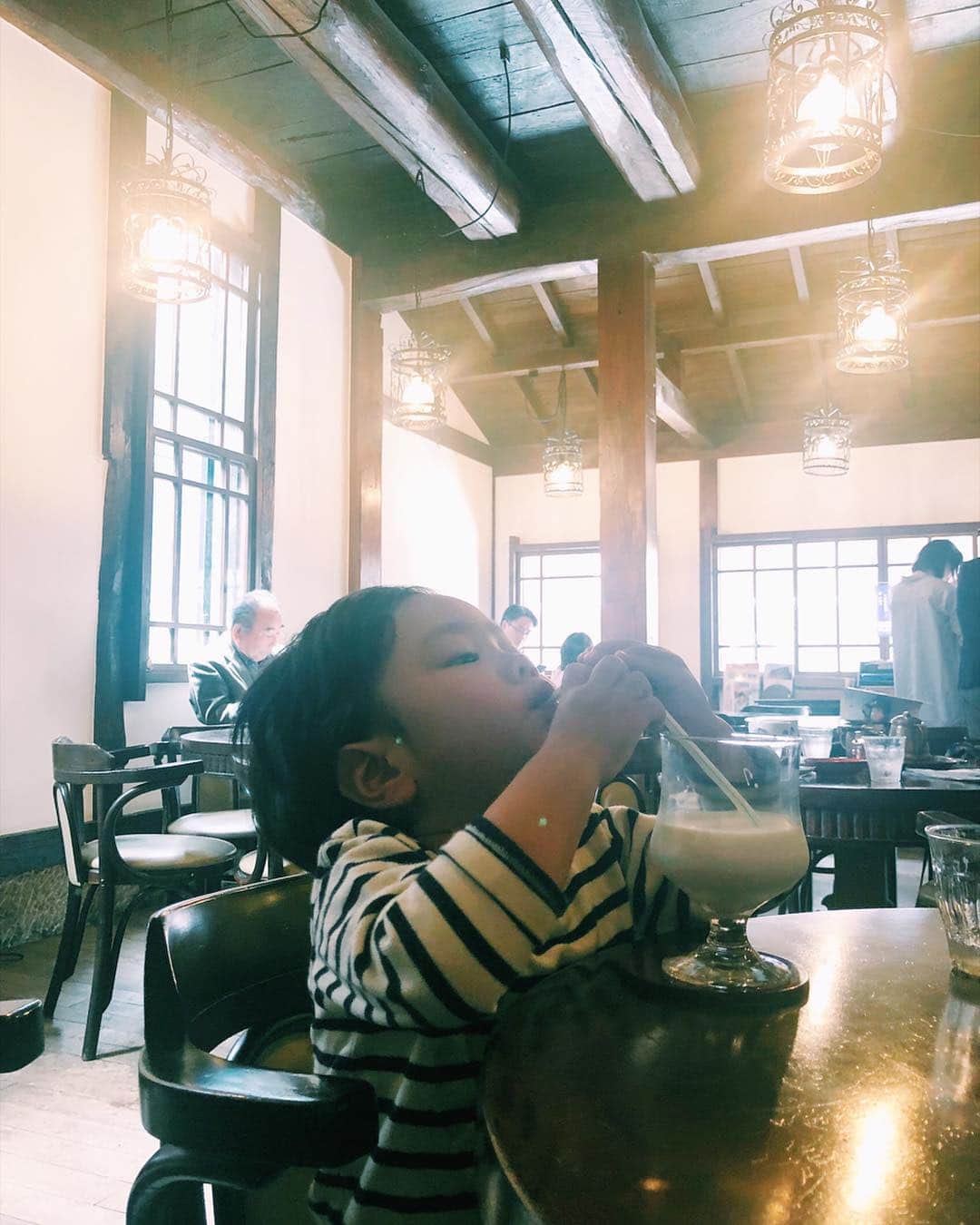 宇藤えみさんのインスタグラム写真 - (宇藤えみInstagram)「初めての喫茶店。 牛乳ちょうだ〜い！と言い ちょっと気取って美味しそうに飲む息子w  #成長記録#2歳#会津若松 #喫茶店」5月2日 14時54分 - emiuto