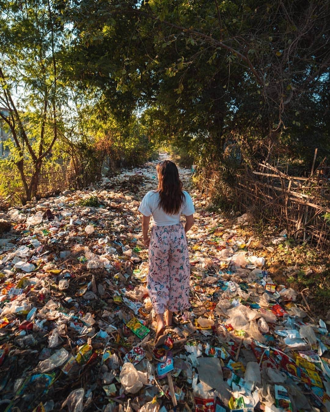 Discover Earthさんのインスタグラム写真 - (Discover EarthInstagram)「⚠️These last few years, China, Malaysia, Thailand, Vietnam and more neighboring countries have become some of the world’s largest importers of plastic with hundreds of millions of tons of trash flowing in from the United States, Europe, Japan and many others who take advantage of the cheap shipping costs and the fact that those countries don’t have strict policies about waste. Most of it then ends up in illegal dumpsites or even on the side of roads. This is what @lostandfoundwonders discovered when she visited Myanmar ! ♻️⚠️ We must change our bad habits now, it’s time for action ! Share this with as many people as you can, spread the word ! 🌏 — 📍#RecoverEarth — 📸 Photo by @lostandfoundwonders ​」5月2日 15時05分 - discoverearth
