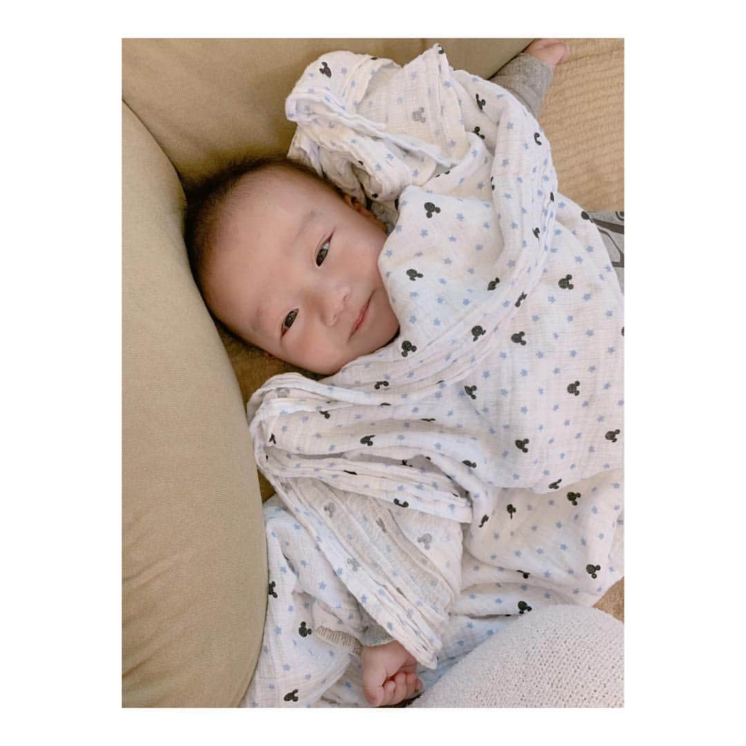 辻希美さんのインスタグラム写真 - (辻希美Instagram)「ミルク🍼飲みながら寝て下におろしたらそのまま寝てくれた👶💕💕💕 ４０分後に起きてニッコリ笑顔に胸キュン☺️❤️✨✨ #幸空 #お昼寝 #珍しく下におりて寝てくれた #４０分 も👶💤 #爆睡 #起きてニッコリ笑顔 #たまらん #癒し #ご機嫌さん #👶💕 #swipe👉してね」5月2日 15時02分 - tsujinozomi_official