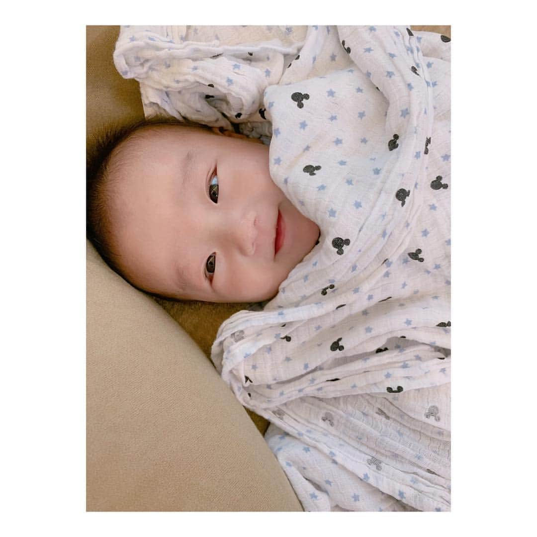 辻希美さんのインスタグラム写真 - (辻希美Instagram)「ミルク🍼飲みながら寝て下におろしたらそのまま寝てくれた👶💕💕💕 ４０分後に起きてニッコリ笑顔に胸キュン☺️❤️✨✨ #幸空 #お昼寝 #珍しく下におりて寝てくれた #４０分 も👶💤 #爆睡 #起きてニッコリ笑顔 #たまらん #癒し #ご機嫌さん #👶💕 #swipe👉してね」5月2日 15時02分 - tsujinozomi_official