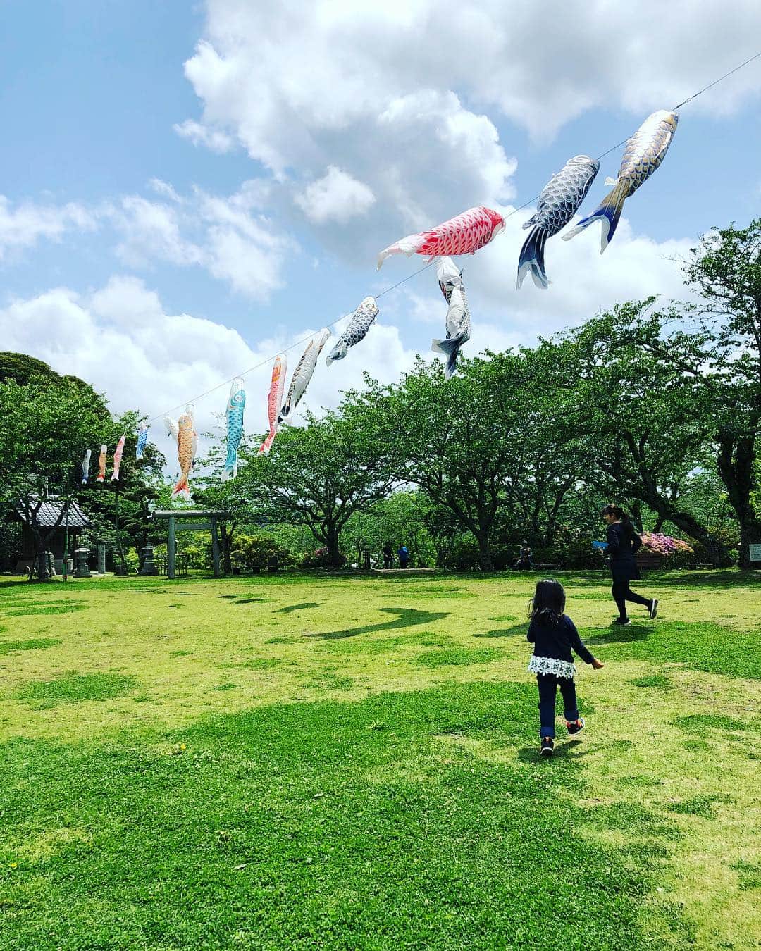 のインスタグラム：「We finally enjoy our vacation. 父「城を見に行くよ」 娘「行きたい行きたい」 父「楽しいよきっと」 娘「王子様に会えるかな？」 「…」 父「どちらかといえば殿かな…」 娘「殿⁈会いたーい」 「…」 #holiday  #goldenweek  #めちゃ空いてる #castle  #こいのぼり」