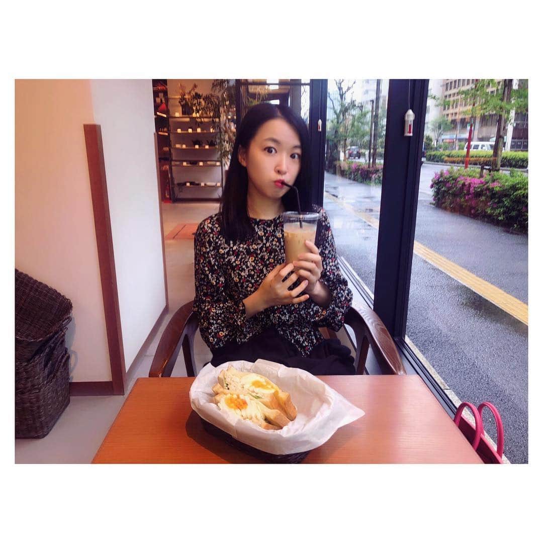 カン・ハンナのインスタグラム：「.﻿ ﻿ 3食もパンを食べ続けた翌日に「お昼ごはんは食べなくていい」と言いながら無意識のうちにサンドイッチを頼んでしまいました🥪 ﻿ ﻿ ﻿ でも、反省はしません🙄 ﻿ ﻿ ﻿ だって令和時代にもパンパンパン、パンハンナは続きますもん🤤♥️ ﻿ ﻿ ﻿ ﻿ ﻿ #パンハンナ #サンドイッチ ﻿ #たまごと鶏胸肉のプロテインサンドイッチ﻿ #アイスカフェラテ #パンの友達 ﻿ #パン好きな人と繋がりたい ﻿ ﻿ ﻿」