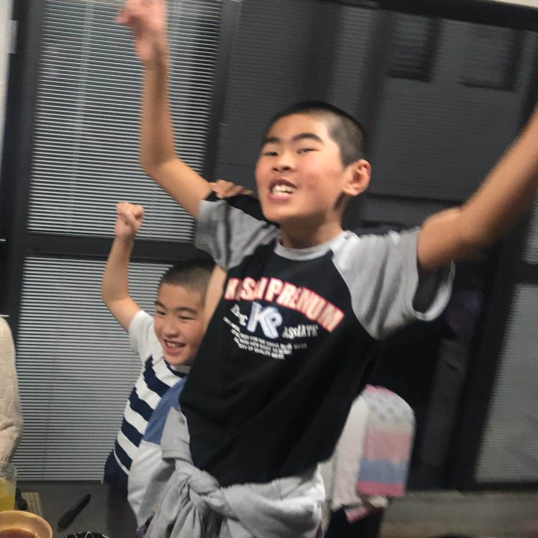 岡本安代さんのインスタグラム写真 - (岡本安代Instagram)「▶︎よか晩！最高過ぎる夜！ パーリーナイトdeパーリーピーポー！ 誰一人として取り残されることなく 楽しすぎた令和元日。 幸先が良すぎて震えるー(￣∇￣)！ . #ようこそコイナさんご夫妻 #ありがとうコイナさんご夫妻 #絶賛ブログ更新中  @okamoto.yasuyo  #５人の子育てママウンサー  #岡本安代  #走り続ける岡本家」5月2日 15時22分 - okamoto.yasuyo