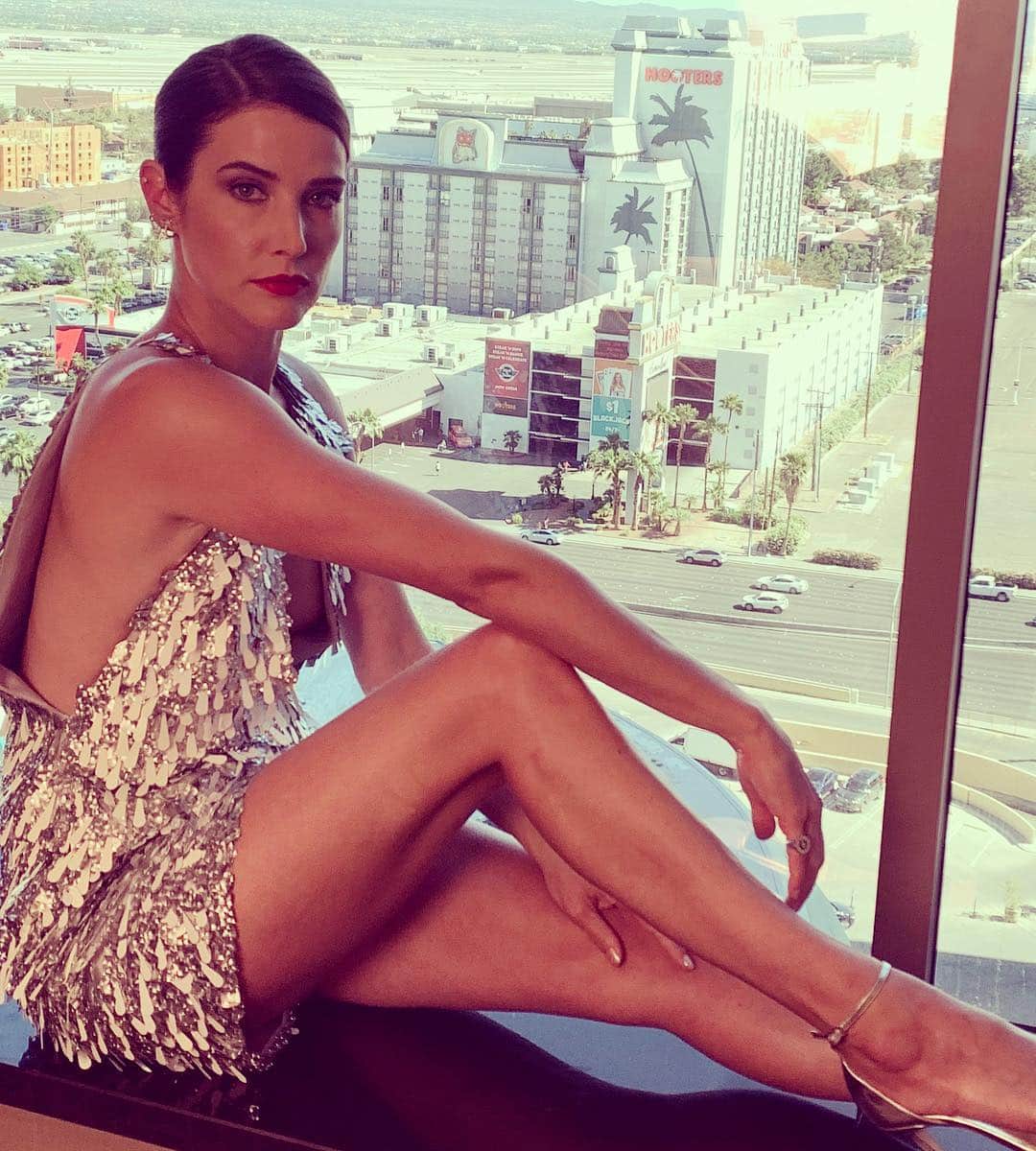 コビー・スマルダーズのインスタグラム：「Just a girl with very little to no hooters posing in front of a Hooters.」