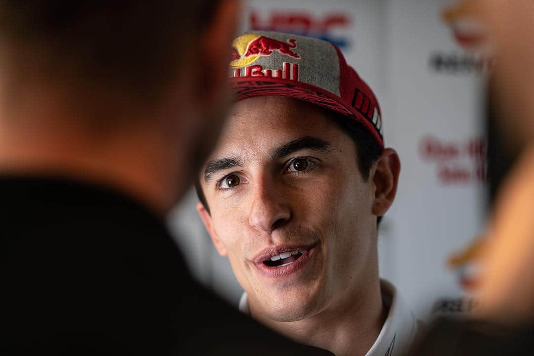 レプソル・ホンダのインスタグラム：「A day of talking 🗣 ⠀⠀⠀⠀⠀⠀⠀⠀⠀ But tomorrow it stops 🤫 ⠀⠀⠀⠀⠀⠀⠀⠀⠀ #SpanishGP #25RepsolHonda #Repsol #MotoGP #Honda #Racing #RepsolHonda #HRC #RC213V #MM93 #JL99 #MarcMarquez #JorgeLorenzo #ThePowerOfDreams #Motorcycle #Spain #Press #Media #MediaDay」