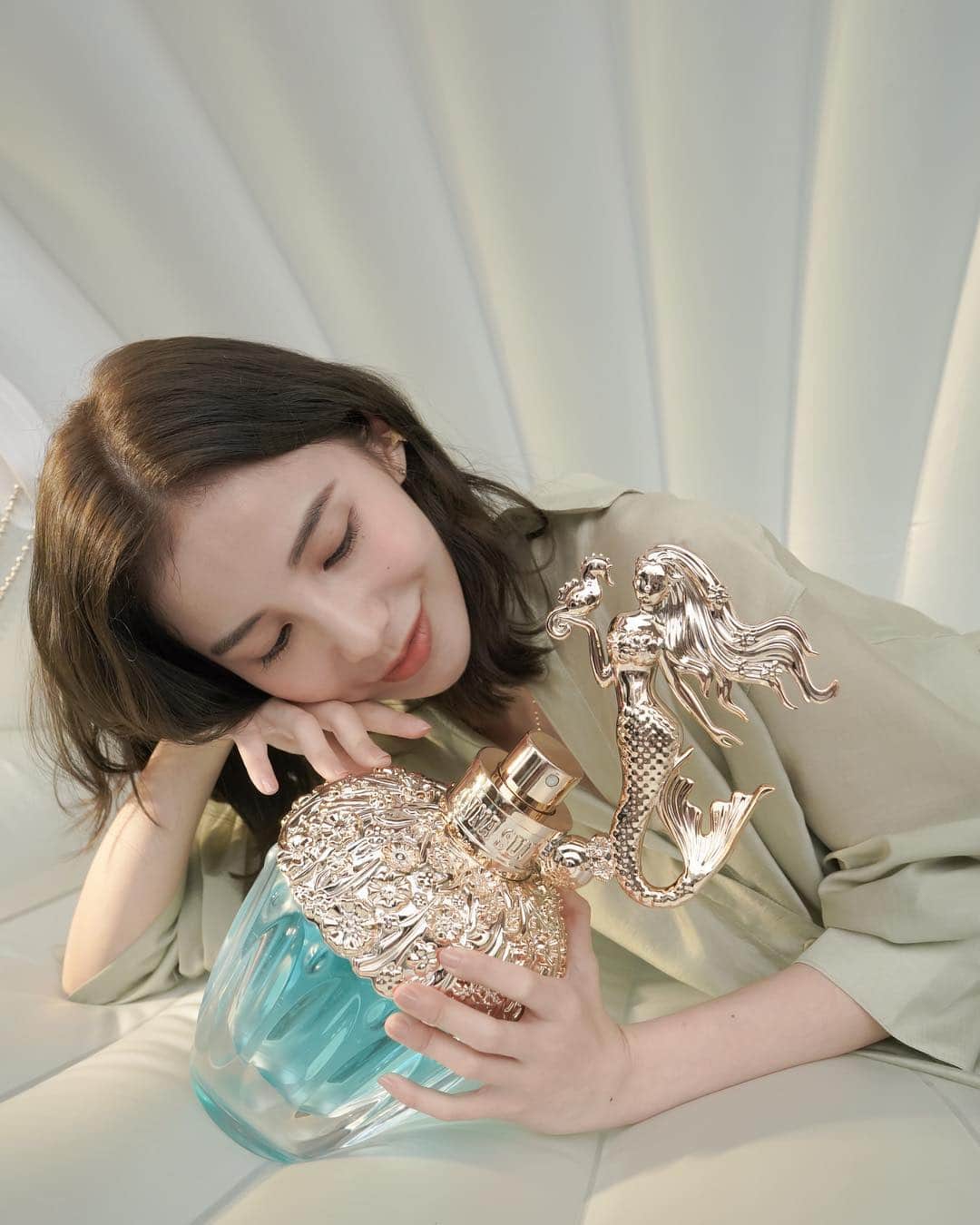 チャン・チュンニンのインスタグラム：「人生中第一支香水 就是 ANNA SUI  從以前就對他們家香水包裝印象 很深刻 像藝術品 很精緻 光擺在那裡看著都開心 - 今年年初再度推出了一款  童話美人魚淡香水🧜‍♀️ 跟去年童話獨角獸淡香水 是同一個夢幻系列 光是顏值就不得了  第ㄧ眼看到馬上露出少女心😍 - 藍綠色的顏色真美 瓶身做工很精緻  香味跟獨角獸很不同  花果東方調 特別喜歡後調帶有木香味 跟獨角獸相比下來美人魚這瓶 淡雅很多 給人ㄧ種很溫柔溫暖的感覺 很舒服 淡淡的 很適合炎熱的夏季 - 今天開始一直到5/5遠東忠孝SOGO 1F 有舉辦快閃活動喔！ 快閃店現場推出多款不同的母親節優惠組合喔！以及VR小遊戲提供大家玩 贏的都有小禮物喔！還有大家到現場使用品牌拍照機 現場拍照上傳並打卡  #annasuimermaid #童話美人魚  也有小禮物 🎁如果5號前來不及參加的話 沒關係 接下來就會快閃 誠品武昌ㄧ樓大門口5/10~5/12母親節當天喔！ - ootd @dazzlingdazzlin」