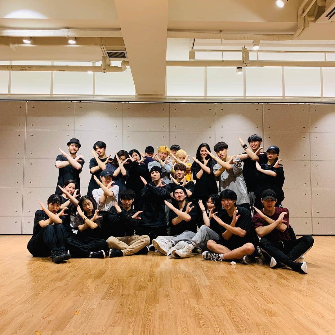 のインスタグラム：「입대전 마지막 연습을  오스피셔스(AUSPICIOUS)와 함께했다!! 항상 최선을 다해줘서 고맙고 이번 'Xiuweet Time'도 멋진 퍼포먼스 보여주자!! 잘부탁해요🌙」