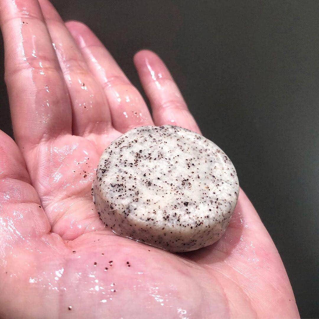 LUSH Cosmeticsさんのインスタグラム写真 - (LUSH CosmeticsInstagram)「100% free from packaging, our eco-friendly Gritty Politti Naked Cleansing Oil exfoliates with ground coconut shells and cleans your skin with creamy, softening kokum butter. Touch this skin, darling. 💕✨/📸: @irarusa」5月3日 1時07分 - lushcosmetics