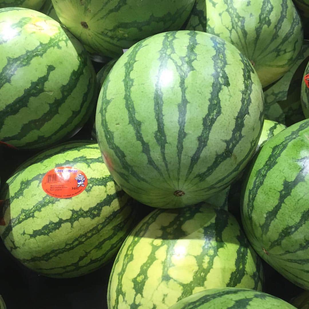 Whole Foods Marketさんのインスタグラム写真 - (Whole Foods MarketInstagram)「Big summer vibes: Finding the juiciest, sweetest 🍈🍉 to add to salads and desserts. Check out our Story or tap the #linkinbio to get to know the Galia, Hami and more. #Melons #MakesMeWhole」5月3日 1時05分 - wholefoods