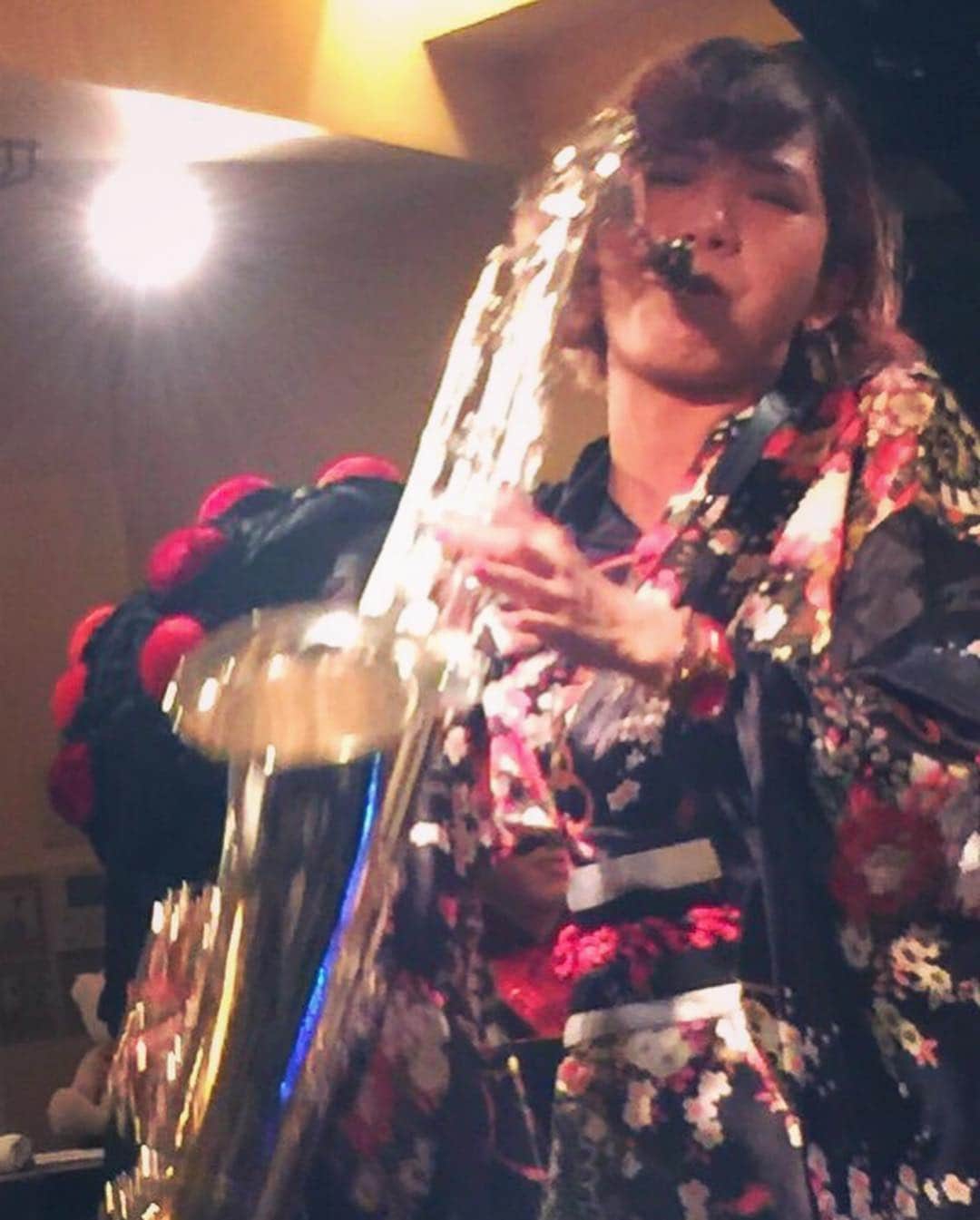 清水玲奈さんのインスタグラム写真 - (清水玲奈Instagram)「玲奈. . いや、令和. . もう見た目はカオスな お祭りLiveでした😂. サイコー！. . #令和 #玲奈 #レイワ #レイナ  #王蟲 #メンバーそれぞれの #正装  #クセ強め . . #sax #saxophone #tenorsax #tenorsaxophone #liveperformance #saxophonist #japan #instalike #instagram #music #musician #musica #femalesaxplayer #jazz #funk #爵士樂  #daveguardala #reinashimizu #清水玲奈」5月3日 1時15分 - reina__shimizu