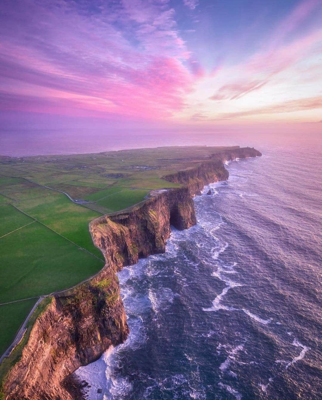 Awesome Wonderful Natureさんのインスタグラム写真 - (Awesome Wonderful NatureInstagram)「Cliffs of Moher, Ireland Photo by @ihaveadarksoul  #fantastic_earth」5月3日 1時15分 - fantastic_earth