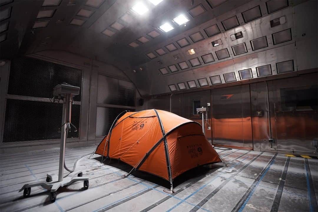マウンテンハードウェアのインスタグラム：「By bringing our tents to the @goretexna testing facility, we can replicate 90% of the weather found on earth and see where they falter. From @brizss, MHW equipment designer: “The coolest part about it is we’re standing in the wind tunnel just two feet to either side of the massive air stream blowing 100 miles per hour, and in front of us, there's just this little tent barely deforming.” 📷: @francoislebeau」