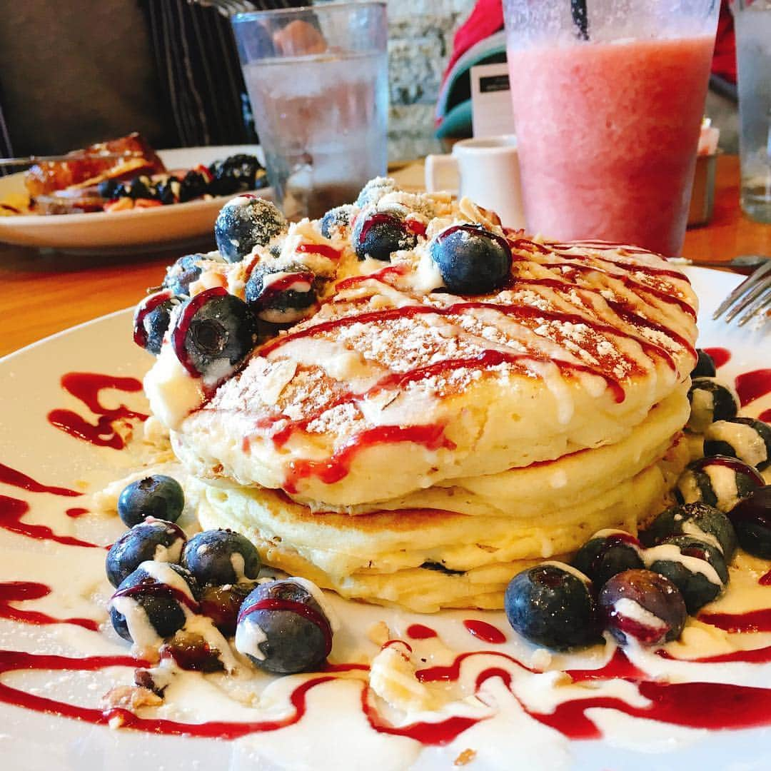 栗山麗美のインスタグラム：「《 Wild Berry🍓》 シカゴで有名なパンケーキ屋さん🥞💕 ボリュームすごい！！5.6枚のパンケーキでしたが娘とシェアしたら意外とペロリと食べられてしまった🤣 店名だけあってブルーベリーがフレッシュ&とっても大きくて美味しかった🤤 娘もエンドレスにブルーベリーを食べていました🙌笑 ・ ・ 《 Chicago Kalbi 》 メジャーリーガー御用達の焼肉店 店内にはイチローさんや菊池雄星投手、錦織圭選手のサインや写真が所狭しと飾られていました✨✨ 久々の日本の焼肉サイコーでした😆🤤 ・ ・ 《 Gibsons Bar & Steakhouse 》  お肉のカルパッチョが最高に美味しかった🤤 マッシュポテトのボリュームがさすがアメリカ😳 エントランスにはハリウッドスターの写真がたくさん✨ ・ ・  #Wildberry #Chicagokalbi #GibsonBar&Steakhouse#Chicago #trip #oregon #portland #シカゴ旅行 #アメリカ暮らし #ポートランド生活 #ポートランド #アメリカ育児 #アメリカ子育て」