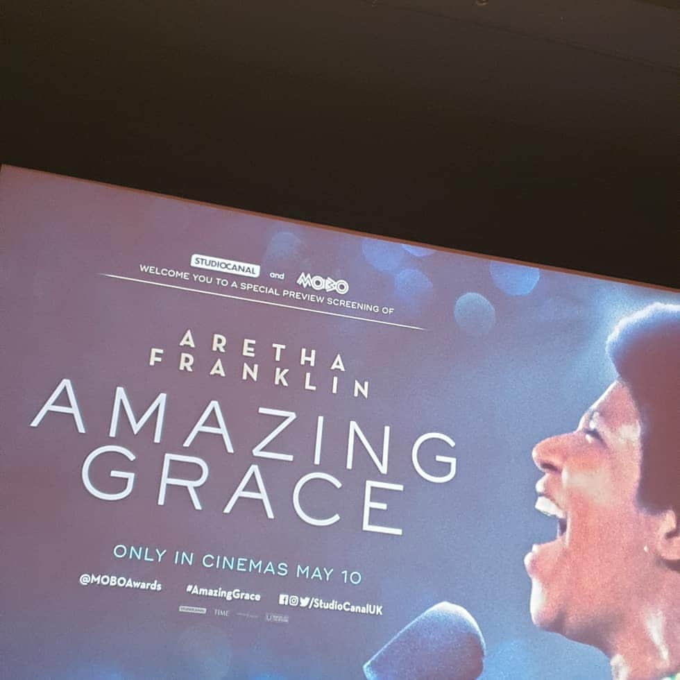 Emeli Sandéさんのインスタグラム写真 - (Emeli SandéInstagram)「Give your soul a treat and make sure you go see this film! I went to the @moboawards  screening last night and whoah.. my spirit is rejuvenated!! Wow...the Glory of Ms Franklin's voice ....the majesty of the choir...the deep connection to between the musicians....ah it's just amazing! Watching it on the big screen really transports you there the filmmakers didnt miss a beat! What a privilege to be able to watch such a historical event. Thank you @kanyakingcbe for hosting such a wonderful night (my first time singing in a cinema!!) and thank you @miss.kate.rothschild for the invite! #amazinggrace」5月3日 1時23分 - emelisande