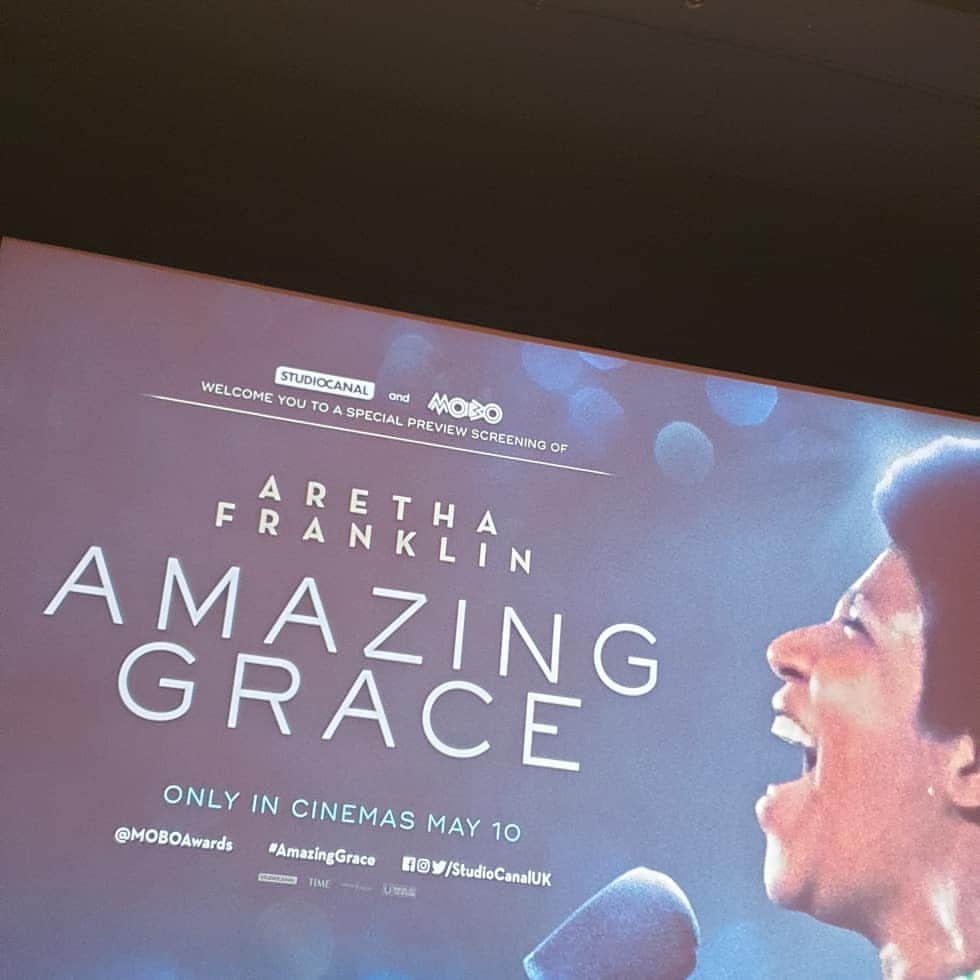 Emeli Sandéのインスタグラム：「Give your soul a treat and make sure you go see this film! I went to the @moboawards  screening last night and whoah.. my spirit is rejuvenated!! Wow...the Glory of Ms Franklin's voice ....the majesty of the choir...the deep connection to between the musicians....ah it's just amazing! Watching it on the big screen really transports you there the filmmakers didnt miss a beat! What a privilege to be able to watch such a historical event. Thank you @kanyakingcbe for hosting such a wonderful night (my first time singing in a cinema!!) and thank you @miss.kate.rothschild for the invite! #amazinggrace」