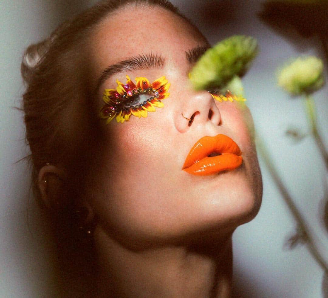 Linda Hallbergさんのインスタグラム写真 - (Linda HallbergInstagram)「Ok I love flowers and crystals as makeup! 🌸🌟 This look took quite some time to do.. so give it a like! 😆 #lindahallberg #mua #editorial」5月3日 1時33分 - lindahallberg