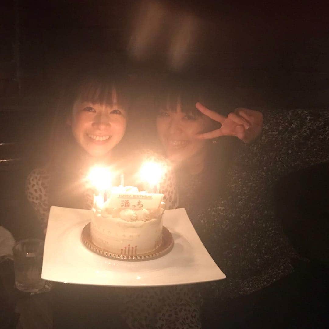 酒井瞳さんのインスタグラム写真 - (酒井瞳Instagram)「誕生日直前は #トレーニング も頑張ったのでスーパー美味しい焼肉を食べて身体にご褒美と喜びと満腹を与えました。そしておしゃれなBARにも行きました♡サプライズケーキもいただきました！そして終電で帰ったので、誕生日の瞬間は帰宅途中の素敵な道でした！３０歳はちゃんと帰るんだよ！ なぜなら本番は寝てからだからね！ #ありがとうございます #寝て起きたら一日中誕生日 #幸せ #おやすみなさかい #センスw」5月3日 1時40分 - s.sakaihitomi
