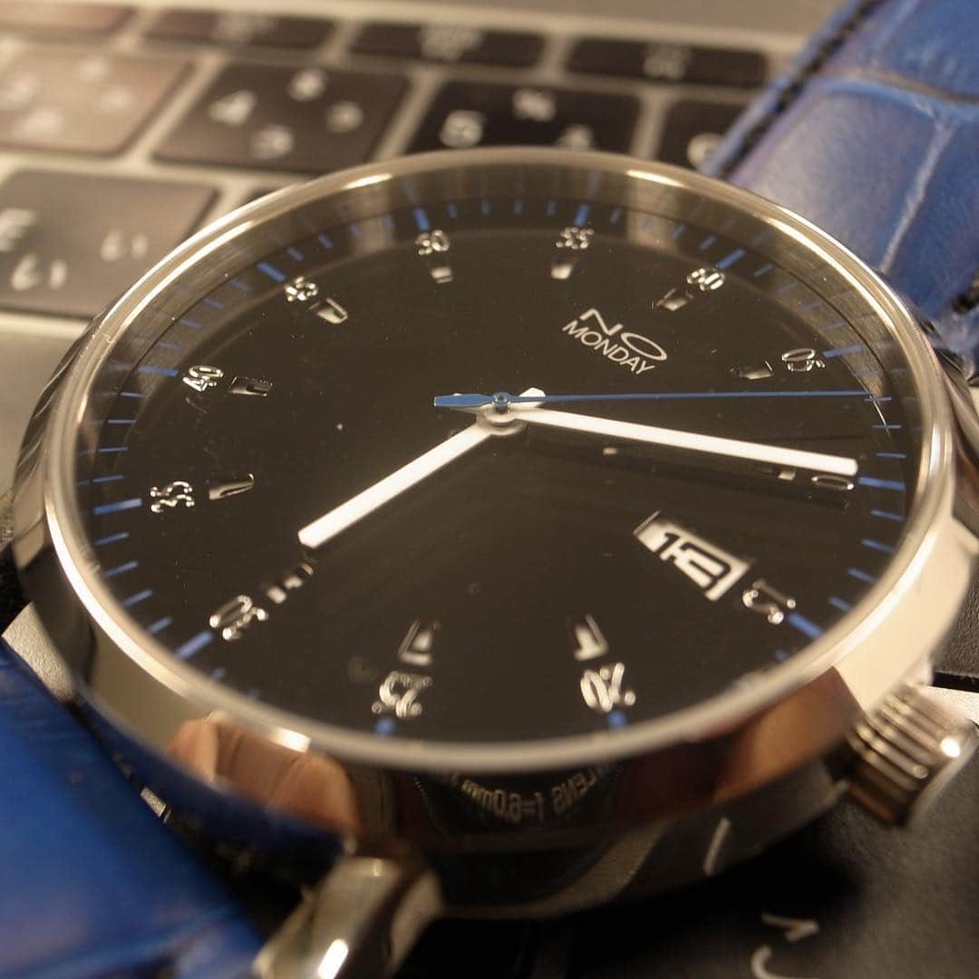 vo_coのインスタグラム：「⌚️ 普段デジタルにまみれた生活を送ってると、ふとアナログの良さを感じる瞬間があります  NO MONDAYさんから素敵な時計を頂きました 差し色の青がアクセントになってるのがお気に入り！ クーポンコード『vo_co』 使用で10パーセントオフになります  #nomonday#ノーマンデー#腕時計#時計#手元倶楽部」