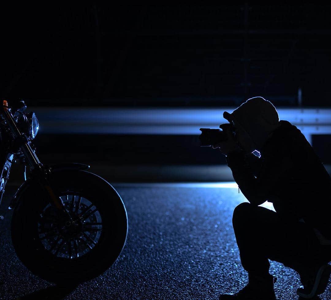 Harley-Davidson Japanさんのインスタグラム写真 - (Harley-Davidson JapanInstagram)「Strangers in the night.  #ハーレー #harley #ハーレーダビッドソン #harleydavidson #バイク #bike #オートバイ #motorcycle #フォーティーエイト #fortyeight #xl1200x #スポーツスター #sportster #写真 #photo #picture #撮影 #shooting #都会 #アーバン #urban #夜 #night #夜景 #nightview #東京 #tokyo #2019 #自由 #freedom」5月3日 1時50分 - harleydavidsonjapan