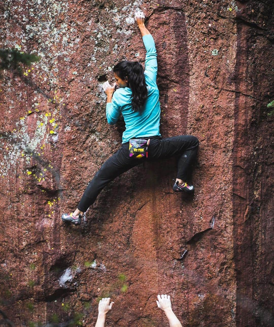 ニーナ・ウィリアムズさんのインスタグラム写真 - (ニーナ・ウィリアムズInstagram)「When working out vertical styles of climbing, remember: stand tall and kiss the wall 😘 This means trusting your feet enough to push as high as you can, and keeping everything (shoulders, hips, center of gravity) as close to the rock as possible. Actual kissing optional, but I mean if you’re feeling passionate... 💋😉 . @bearcam 📸 unknown highball at Dino Rock, right of Merest Excrescences. Fun fun!! @organicclimbing #climbing #bouldering」5月3日 1時43分 - sheneenagins