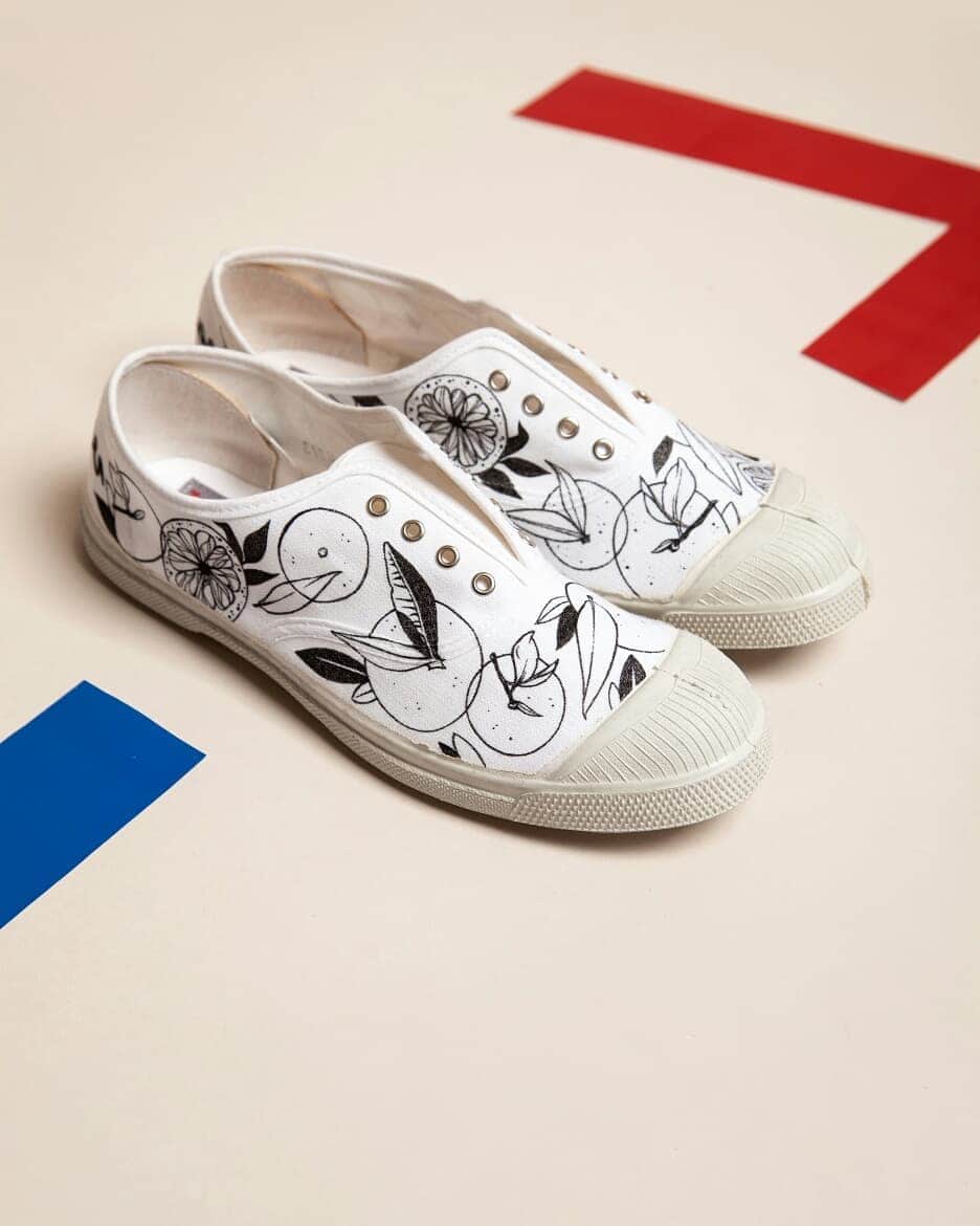 ベンシモンのインスタグラム：「- Voyage, voyage - Bensimon by @audrey_leroy Originaire du Sud-Ouest de la France et parisienne de coeur, Audrey Leroy est une jeune artiste aux multiples talents. Illustratrice et designer graphic, elle dédie cette tennis à la passion de Serge Bensimon pour les voyages. 🇬🇧 Originally from the South-West of France and Parisian by heart, Audrey Leroy is a young artist with many talents. Illustrator and graphic designer, she dedicates this tennis shoe to Serge Bensimon’s passion for travel. #bensimon40 #Bensimonanniversary」
