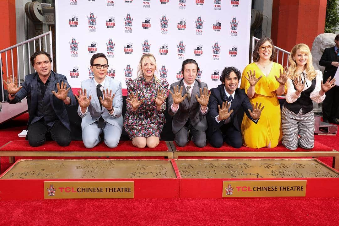 CBSさんのインスタグラム写真 - (CBSInstagram)「The Big Bang Theory is now forever cemented in history! @bigbangtheory_cbs is the first television series in history to be honored with the handprint ceremony 🎉」5月3日 1時55分 - cbstv