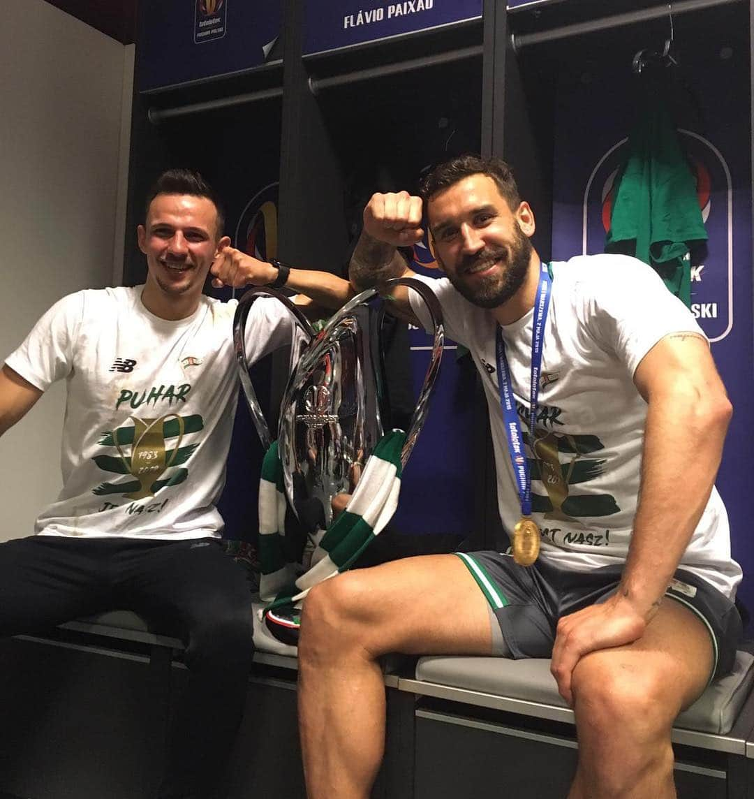 ラファウ・ヴォルスキのインスタグラム：「@blazejaugustyn puchar jest nasz!!!🏆 @lechia_gdansk @totolotekpucharpolski」