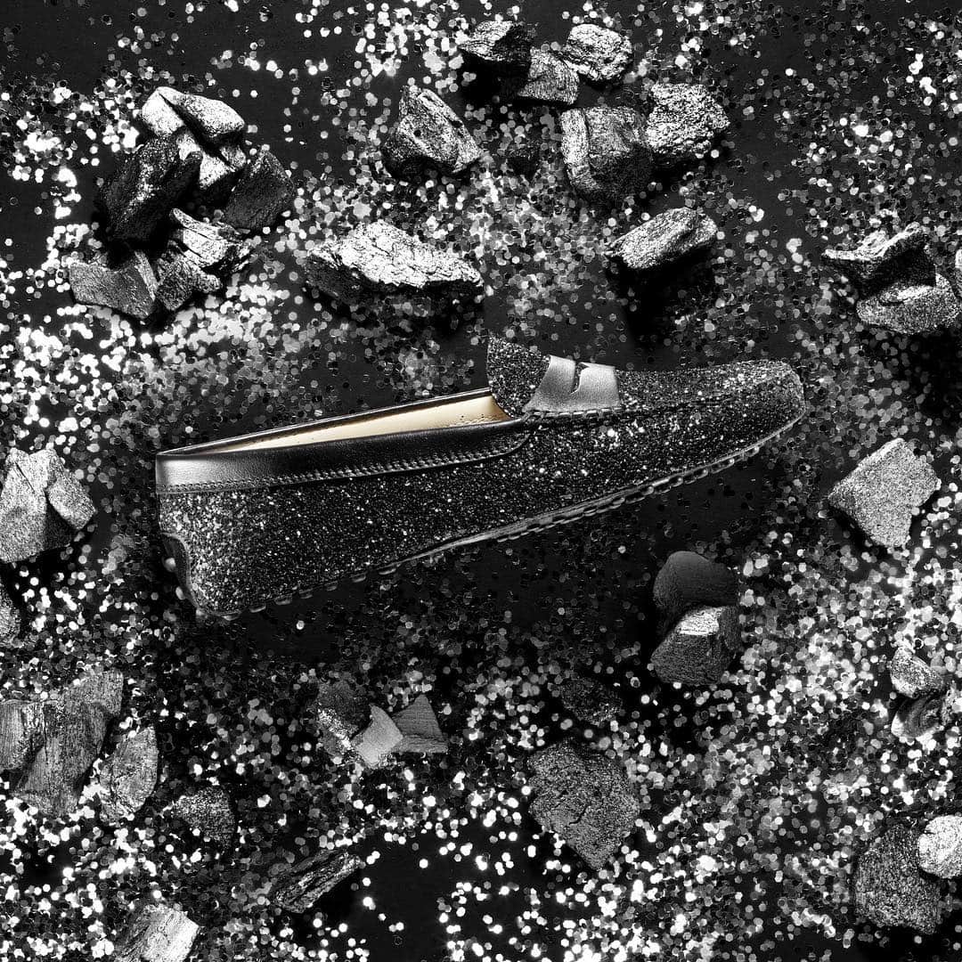 トッズさんのインスタグラム写真 - (トッズInstagram)「A touch of sparkle to dazzle all day long. Discover the new #TodsGommino in glittering gold, silver and black leather. Exclusively available on tods.com #Tods」5月3日 2時10分 - tods