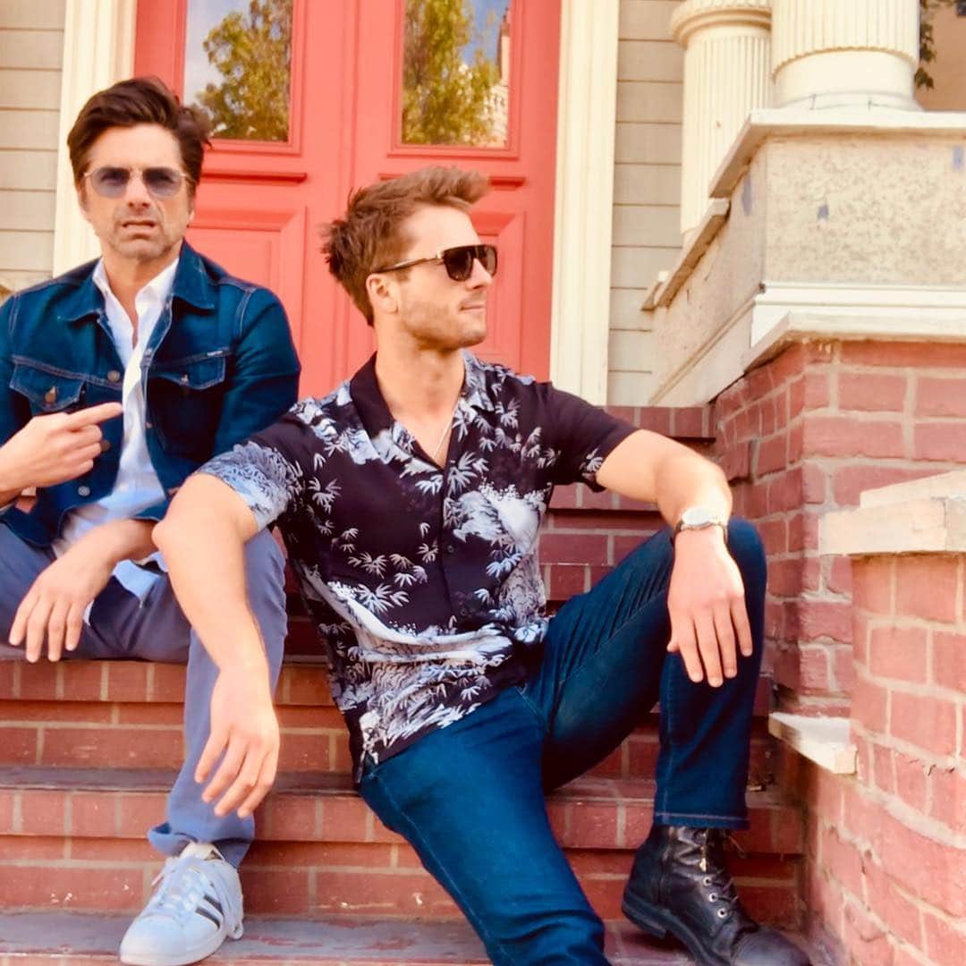 グレン・パウエルのインスタグラム：「If you’ve never sat on the Full House steps with @johnstamos and surprised studio tours...I highly recommend it... And @wbpictures...this tour guide needs a raise...」