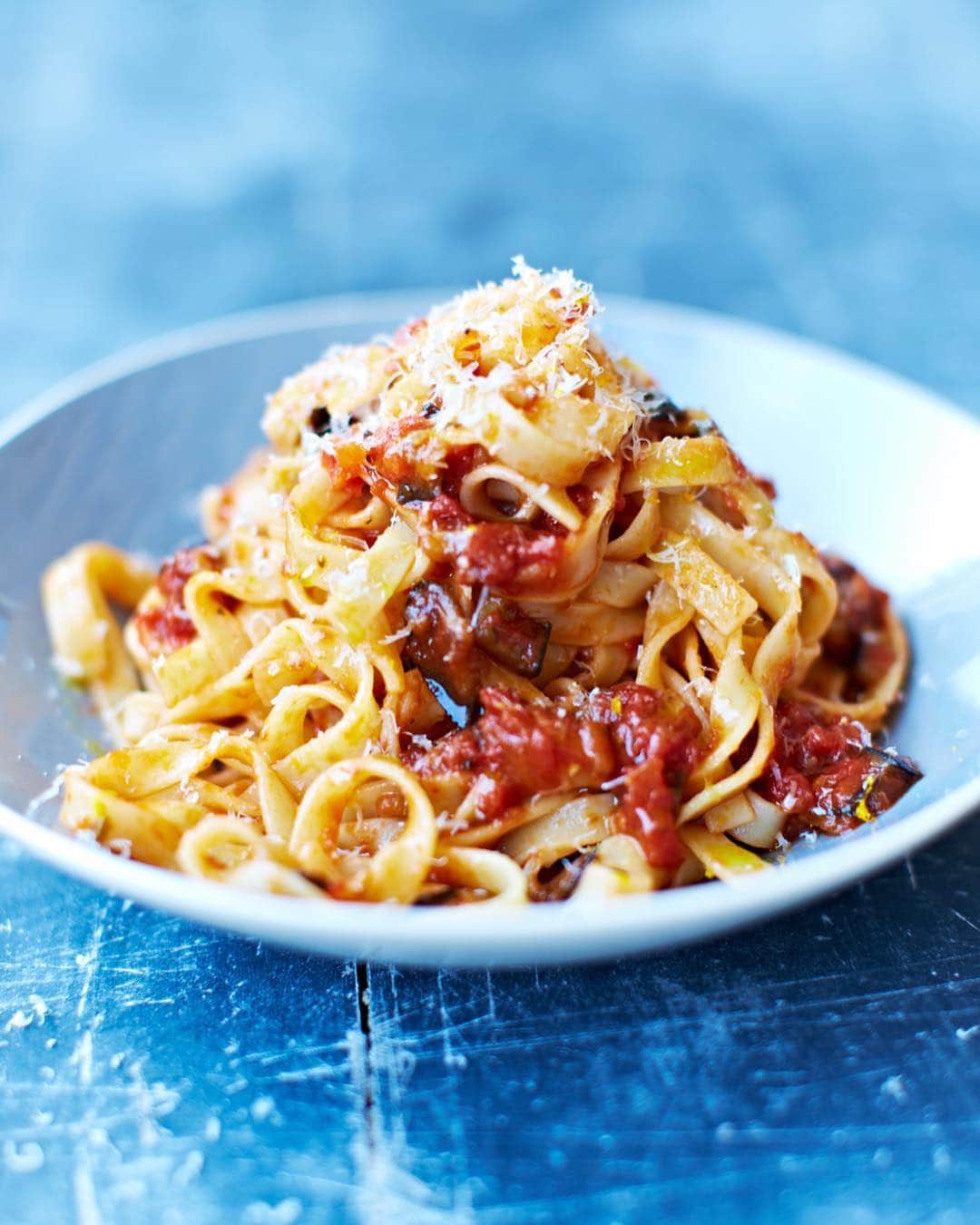 ジェイミー・オリヴァーさんのインスタグラム写真 - (ジェイミー・オリヴァーInstagram)「4 simple ways to enjoy a good old tomato pasta!!! So quick, and so tasty - enjoy! Which one do you fancy trying?  SWIPE LEFT for the recipes > 🍝 Arrabbiata 🍝  Peperonata 🍝  Caponata 🍝  Puttanesca  Recipes on p72 of Save with Jamie guys.」5月2日 17時16分 - jamieoliver