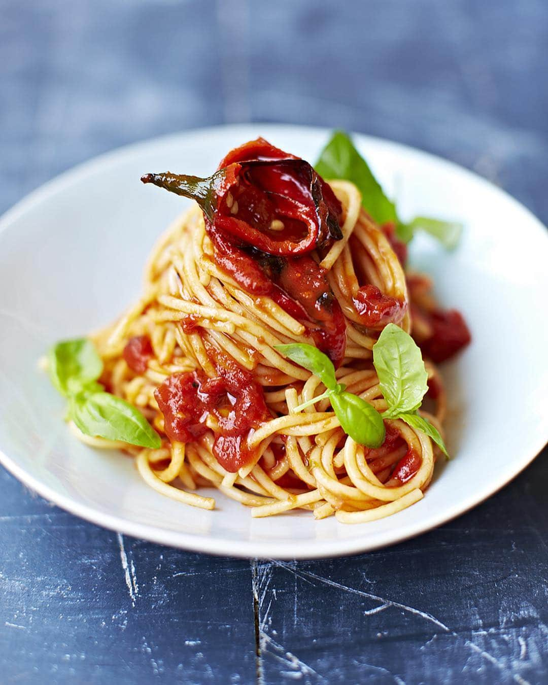 ジェイミー・オリヴァーさんのインスタグラム写真 - (ジェイミー・オリヴァーInstagram)「4 simple ways to enjoy a good old tomato pasta!!! So quick, and so tasty - enjoy! Which one do you fancy trying?  SWIPE LEFT for the recipes > 🍝 Arrabbiata 🍝  Peperonata 🍝  Caponata 🍝  Puttanesca  Recipes on p72 of Save with Jamie guys.」5月2日 17時16分 - jamieoliver